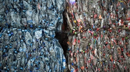 Plástico prensado en el interior de una recicladora cerca de Toluca.