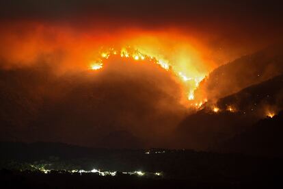 Las llamas devoran el monte en el incendio de Sierra Bermeja.