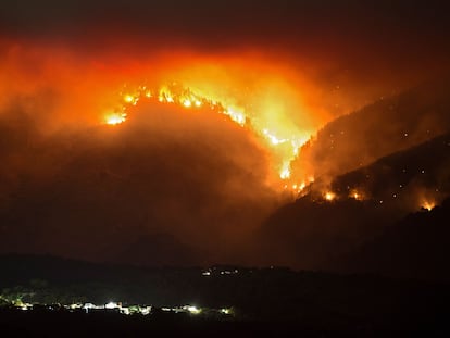 Las llamas devoran el monte en el incendio de Sierra Bermeja.