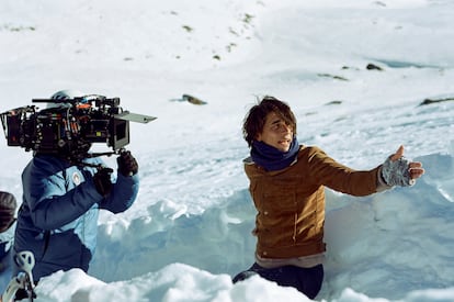 Enzo Vogrincic, durante el rodaje de 'La sociedad de la nieve'. Esos días canceló casi toda la comunicación con Montevideo. Quería estar concentrado: subir a la montaña, rodar, casi no comer.