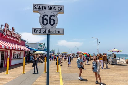 Ruta 66, una carretera legendaria del Atlántico al Pacífico. Si hay una ruta de costa a costa mítica es, sin duda, esta ruta estadounidense. Apodada la “madre de las carreteras” por el novelista John Steinbeck, recorre Estados Unidos del océano Atlántico al Pacífico. Esta sucesión de poblaciones y carreteras comarcales se convirtió en 1926 en el primer trazado en unir los rascacielos de Chicago con las palmeras de Los Ángeles. La ruta es todo un mito viajero, y su mejor incentivo es poder sumergirse en la cultura popular 'retro' estadounidense o simplemente contemplar grandes paisajes lejos de las hordas de turistas. En la ruta, nos podemos codear con granjeros en Illinois y estrellas del country en Misuri, escuchar historias de indios y vaqueros en Oklahoma y descubrir las tradiciones de los indios americanos en las naciones tribales y los pueblos del suroeste. Y, por supuesto, seguir los pasos de mineros y forajidos en el Salvaje Oeste antes de culminar el viaje en California.
El recorrido arranca en Chicago, la Ciudad del Viento, y sigue con rumbo sur hacia Misuri, Kansas y Oklahoma. La primera parte, la llamada “Ruta Este”, es una carretera solitaria que aparece y desaparece, engullida por la interestatal. En la “Ruta central”, la extravagancia, lo ‘kitsch’, es su seña de identidad a su paso por Texas, Nuevo México y Arizona. El último tramo, la “Ruta Oeste”, está marcado por un trato cercano y a la vieja usanza mientras serpentea por el desierto, dejando atrás iconos 'retro' antes de recalar en Los Ángeles. Desde la histórica Needles, en el este, a las rutilantes aguas del imponente Pacífico, cada cual podrá perseguir su propio sueño americano por la Carretera Madre a su paso por California. Este tramo explora los pueblos fantasma del desierto de Mojave, apeaderos ferroviarios como Barstow y Victorville y el puerto del Cajón, todo ello antes de recorrer la cuenca de Los Ángeles y acabar junto al impetuoso oleaje al final del muelle de Santa Mónica.