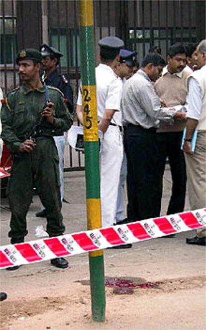 Un agente vigila el lugar donde fueron tiroteados cuatro policias indios, frente al consulado de Estados Unidos en Calcuta