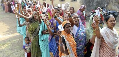 Un grupo de electoras muestra sus carn&eacute;s de identidad mientras hacen cola para votar este jueves en Bhopal.