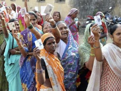 Un grupo de electoras muestra sus carn&eacute;s de identidad mientras hacen cola para votar este jueves en Bhopal.