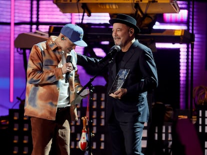René Pérez y Rubén Blades en la ceremonia de los Grammy latinos