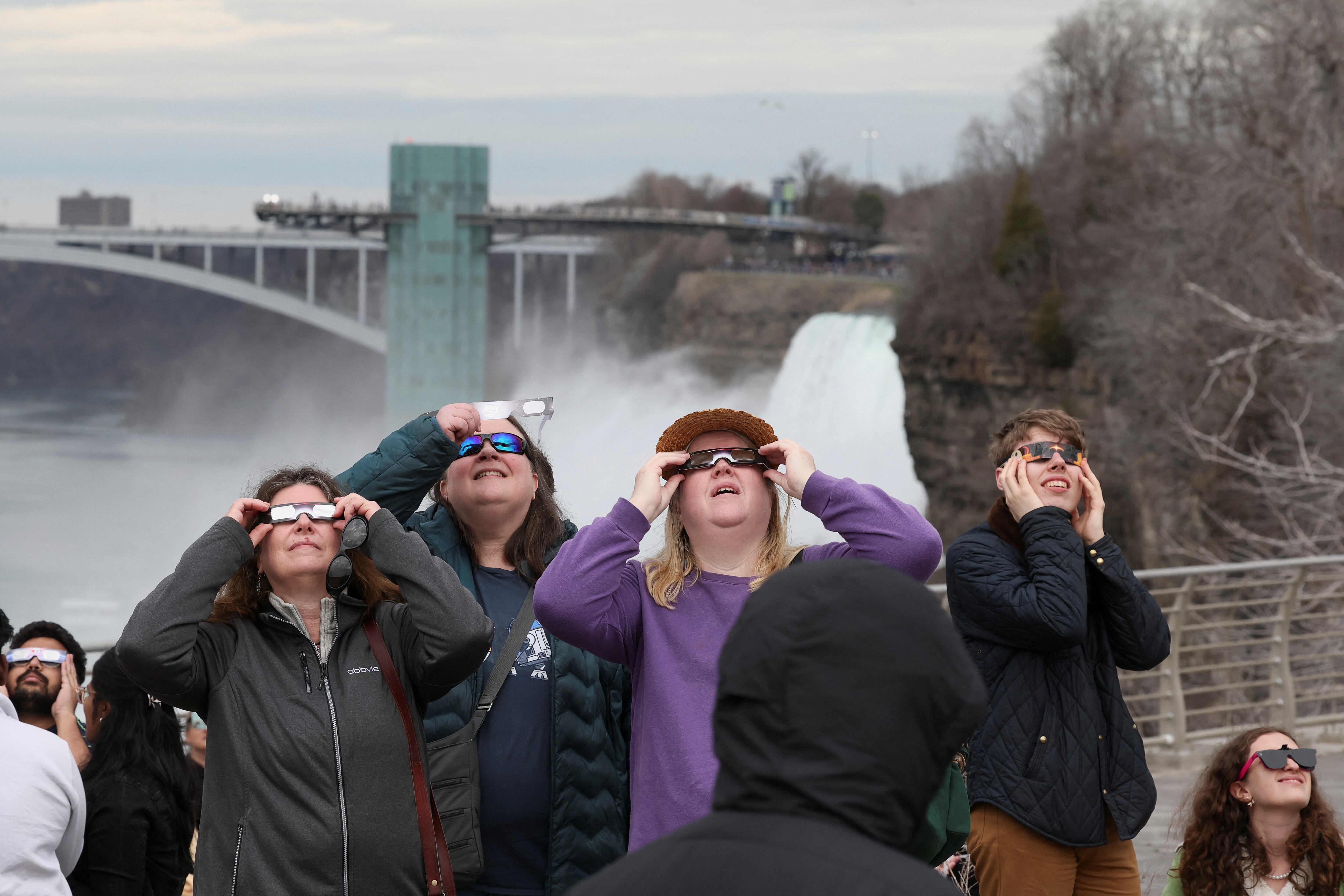 La gente mira al cielo en las Cataratas del Niágara, (Estado de Nueva York).