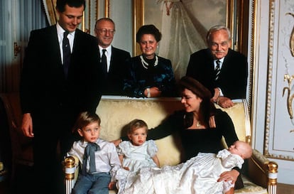 Carlota Casiraghi, en el bautizo de su hermano Pierre en 1987. En la final de arriba, de izquierda a derecha, su padre Stefano Casiraghi, ss abuelos maternos y su abuelo paterno, Raniero de Mónaco.