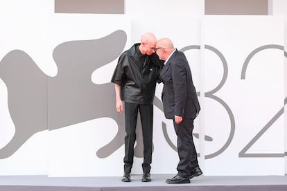 El actor Daniel Blumberg y el director Gianfranco Rosi de 'Sotto Le Nuvole', este sábado en Venecia.