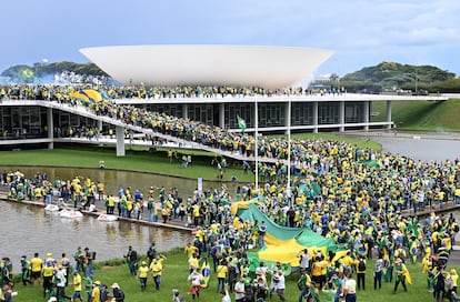 Simpatizantes del expresidente brasileño Jair Bolsonaro realizan una manifestación en la Explanada de los Ministerios en Brasilia. Partidarios de Bolsonaro irrumpieron en la sede de los tres poderes en Brasilia, una semana después de la toma de posesión del presidente brasileño Luiz Inácio Lula da Silva, quien derrotó a Bolsonaro en una segunda vuelta electoral en octubre de 2022. Las fuerzas policiales despejaron las multitudes masivas y realizon cientos de arrestos.