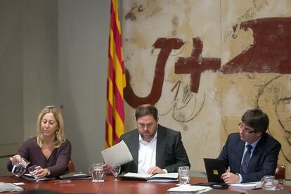 Carles Puigdemont a la reunió setmanal de l'Executiu, amb Oriol Junqueras i Neus Munté.