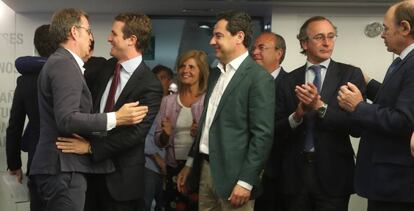 Casado, el lunes, recibe la felicitación de Alberto Núñez Feijóo en presencia de otros presidentes autonómicos del PP.