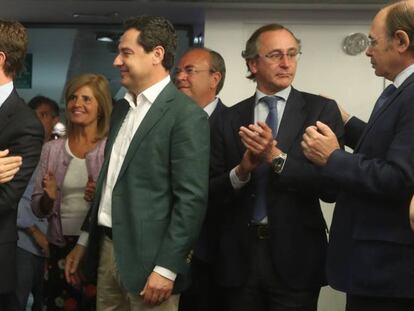 Casado, el lunes, recibe la felicitación de Alberto Núñez Feijóo en presencia de otros presidentes autonómicos del PP.