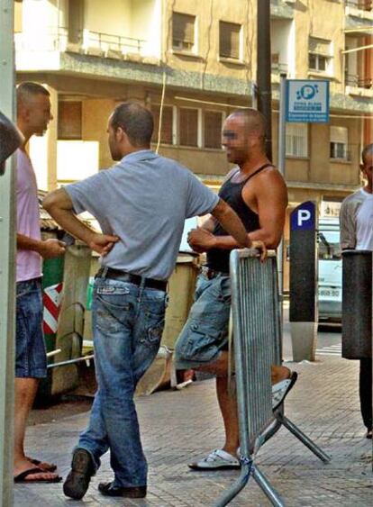 La Plaza Compte de Reus horas después de la redada.