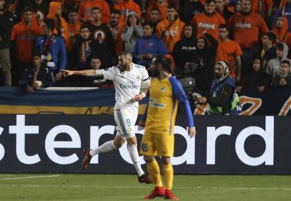 Karim Benzema celebra su segundo gol, el cuarto del partido.