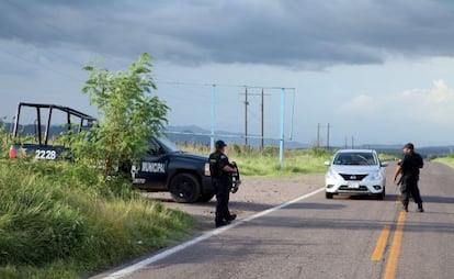 Dos policías en Badiraguato, cuna del Chapo Guzmán.