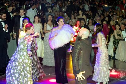 Charlota Casiraghi, bailando con sus invitados durante la gala.