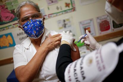 Un trabajador de la salud recibe una inyección de la vacuna contra la covid-19 de Pfizer en Ciudad de Juárez, el pasado jueves.