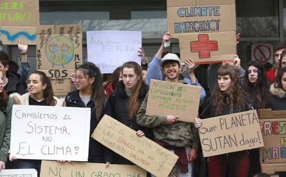 Protesta de jóvenes estudiantes en San Sebastián contra el calentamiento global del planeta.