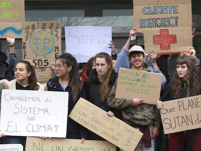 Protesta de jóvenes estudiantes en San Sebastián contra el calentamiento global del planeta.