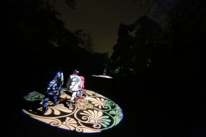 Paseo en familia por uno de los caminos iluminados en El Real Jardín Botánico de Kew, Londres (Inglaterra), 27 de noviembre de 2013.