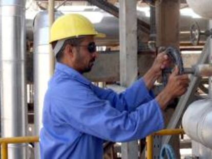 Un operario ajusta una válvula en la refinería de Baiji, en Irak. EFE/Archivo