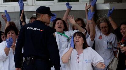 Enfermeras del Carlos III protestan, en la mañana de este viernes, por la descoodinación ante la crisis del ébola.