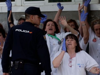 Enfermeras del Carlos III protestan, en la mañana de este viernes, por la descoodinación ante la crisis del ébola.