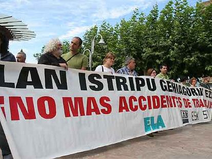 Representantes de los sindicatos nacionalistas se concentraron ayer ante el Ayuntamiento de Derio en protesta por el último accidente mortal.