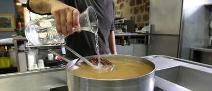Un restaurante de Orriols usa agua tratada para cocinar. 