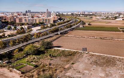 La huerta de Alboraya, atravesada por las infraestructuras viarias de acceso a Valencia.