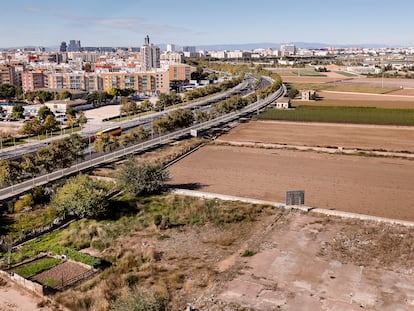 La huerta de Alboraya, atravesada por las infraestructuras viarias de acceso a Valencia.