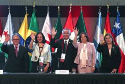 Fotografía cedida por Andina que muestra al presidente del Consejo de Ministros de Perú, René Cornejo (c), la ministra de Salud de Perú, Midori de Habich (2-d), la canciller peruana, Eda Rivas (d), la directora del sector de Asuntos Sociales de la Liga de Estados Arabes, Faeqa Saeed Al Saleh (2-i) y el ministro de Salud de Libia, Nurdeen Abdunaneed Dogman (i), mientras participan en la inauguración de la Primera Reunión de Ministros de Salud de América del Sur y los Países Árabes (ASPA), en Lima (Perú). EFE/Archivo