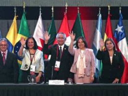 Fotografía cedida por Andina que muestra al presidente del Consejo de Ministros de Perú, René Cornejo (c), la ministra de Salud de Perú, Midori de Habich (2-d), la canciller peruana, Eda Rivas (d), la directora del sector de Asuntos Sociales de la Liga de Estados Arabes, Faeqa Saeed Al Saleh (2-i) y el ministro de Salud de Libia, Nurdeen Abdunaneed Dogman (i), mientras participan en la inauguración de la Primera Reunión de Ministros de Salud de América del Sur y los Países Árabes (ASPA), en Lima (Perú). EFE/Archivo