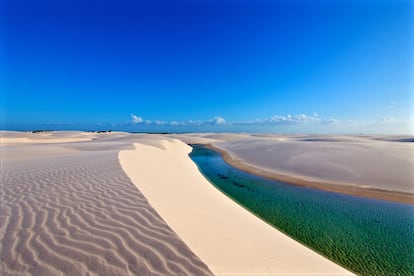 Imagínese más de 155.000 hectáreas de paisaje copado por una sucesión de dunas de hasta 40 metros de altura y de lagunas de agua dulce que varían entre el verde y el azul, y donde el baño está permitido. Es el parque nacional de los Lençóis Maranhenses, que se extiende en la región nordeste del estado de Maranhão, en Brasil. Se asemeja a un gran desierto, salvo que aquí llueve 300 veces más que en el Sáhara, con oasis tropicales formados por las aguas pluviales aprisionadas entre las dunas (algunas llegan a tener hasta peces). Las lagunas Azul y Bonita son, quizás, las más famosas de este raro fenómeno geológico.