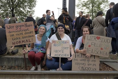 "Quién protesta contra los nazis no es de izquierda, pero normal"; "derechos humanos en vez de humanos de derecha" y "nosotros somos todos humanos", en los carteles en protesta en Chemnitz, en la Alemania, el día 3 de septiembre.