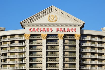 El Caesars Palace reinterpreta la arquitectura clásica del Imperio Romano en un inmenso complejo cuyo principal centro de entretenimiento es el Coliseo.