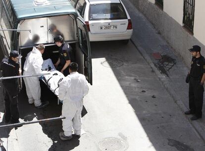 Empleados de la funeraria meten en el furgón el cuerpo de la niña apuñalada.