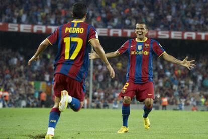 Pedro y Alves corren a abrazarse tras un gol.
