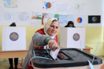 Una mujer vota en Pristina (Kosovo) este domingo.