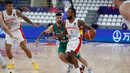 Lorenzo Brown ante Marinov, durante el partido entre España y Bulgaria en Tbilisi (Georgia) este jueves.