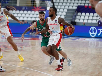 Lorenzo Brown ante Marinov, durante el partido entre España y Bulgaria en Tbilisi (Georgia) este jueves.