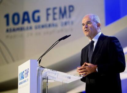 El vicepresidente territorial del Gobierno, Manuel Chaves, durante su intervención en la inauguración de la décima Asamblea de la FEMP que se celebra esta mañana en Madrid.