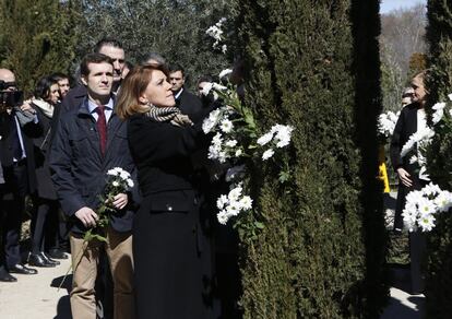 María Dolores de Cospedal deposita flores durante el homenaje a las víctimas del 11-M en el Bosque del Recuerdo del parque del Retiro de Madrid.