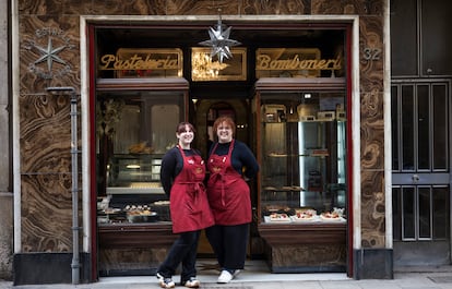 Anna Campos y Judit Servent llevan la pastelería La Estrella, que este mayo cumple 200 años. 