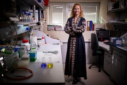 La neuróloga Tetiana Chernishova, con un vestido tradicional ucranio, en el Instituto de Parasitología y Biomedicina López Neyra, en Granada.
