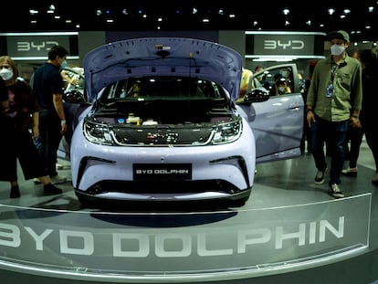 Coche eléctrico BYD Dolphin, en el salón del motor de Bangkok (Tailandia), el 23 de marzo.