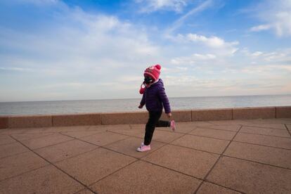 Una niña corre por la Rambla, en Montevideo (Uruguay). El aumento de casos de covid-19 en el país es 'razonable', evaluaron los científicos que asesoran al Gobierno, apuntando que lo importante es evitar una transmisión comunitaria masiva del virus.