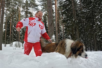 Vladímir Putin y su perro Buffi, de paseo por la residencia campestre de Novo-Ogariovo, a las afueras de Moscú (Rusia).