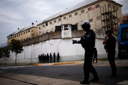 Oficiales de policía hacen guardia fuera de la prisión Devoto, en abril de 2020 en Buenos Aires, Argentina.