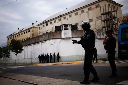 Oficiales de polica hacen guardia fuera de la prisin Devoto, en abril de 2020 en Buenos Aires, Argentina.